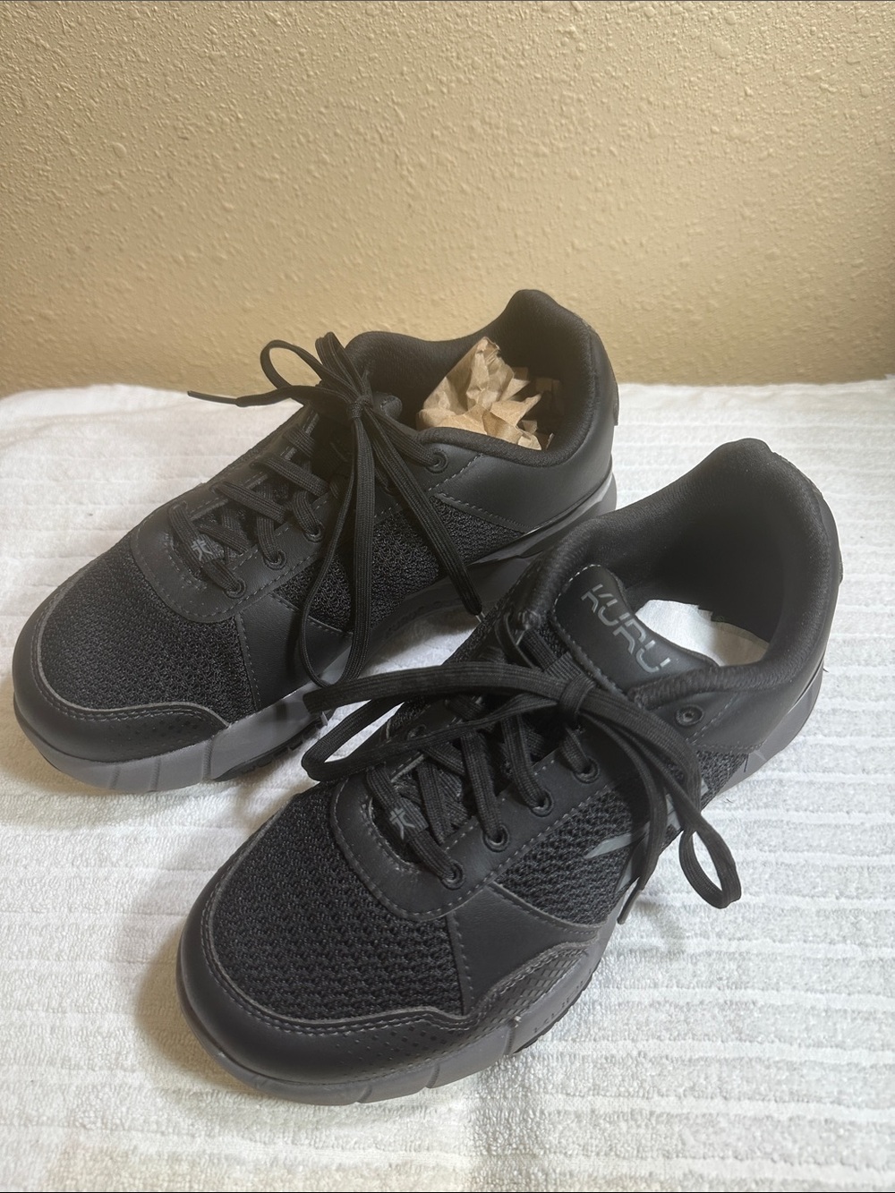 Kuru Sneakers Size 8 Wide